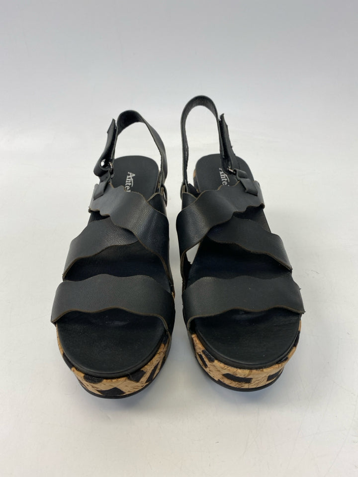 Antelope  Size 40 Black Scalloped Sandals