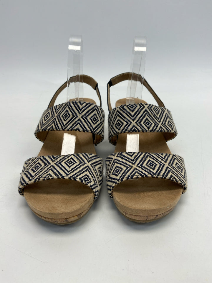 Life Stride  Size 10 Beige Navy Sandals