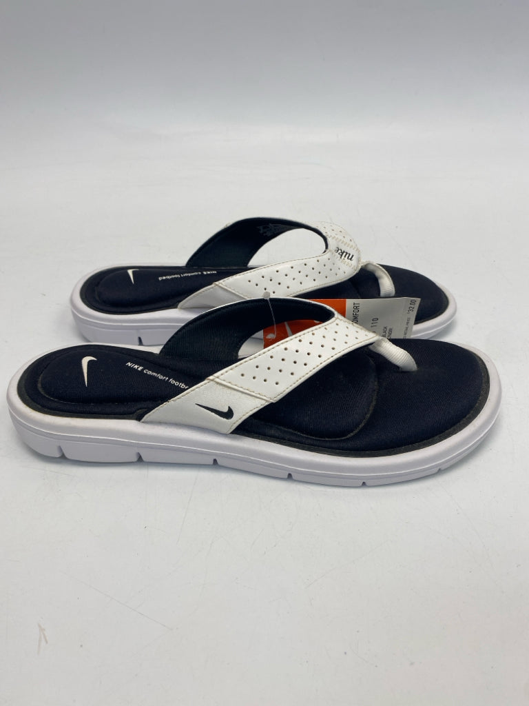 NWT Nike  Size 8 White Sandals