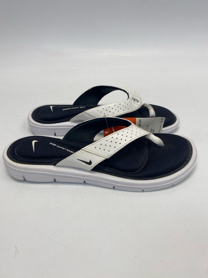 NWT Nike  Size 8 White Sandals