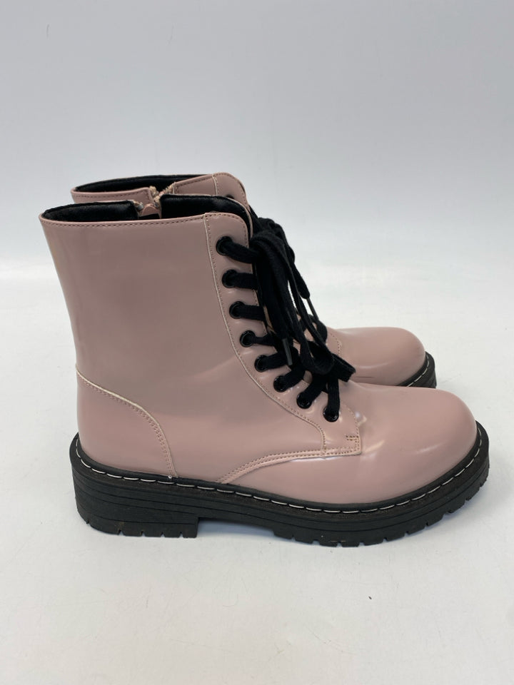 True Craft  Size 7.5 Blush Black Lace-up Boots