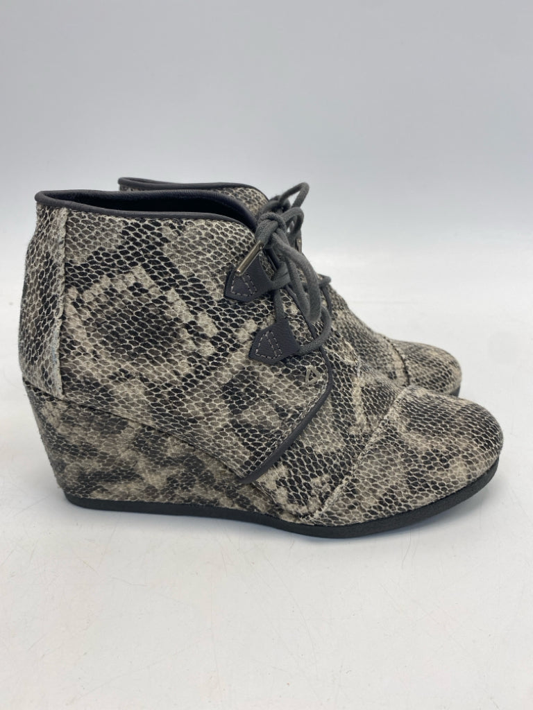 Toms US Shoe Size 7 Gray Cream Snakeprint Heels