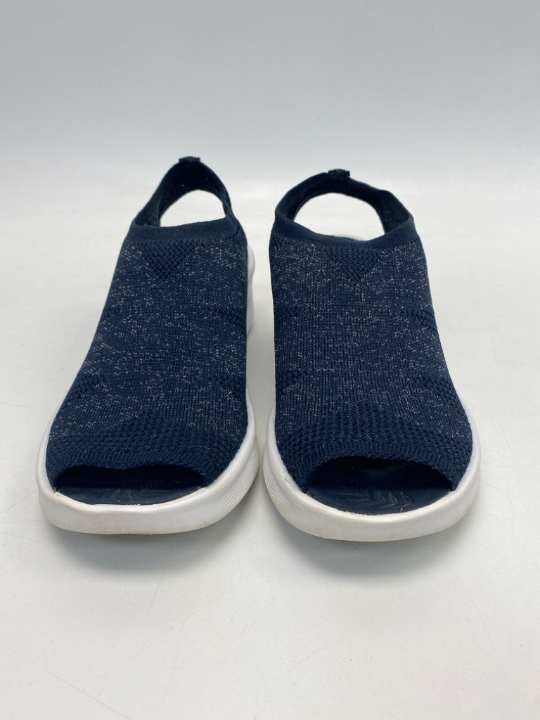 Bzees  Size 10 Navy Knit Sandals