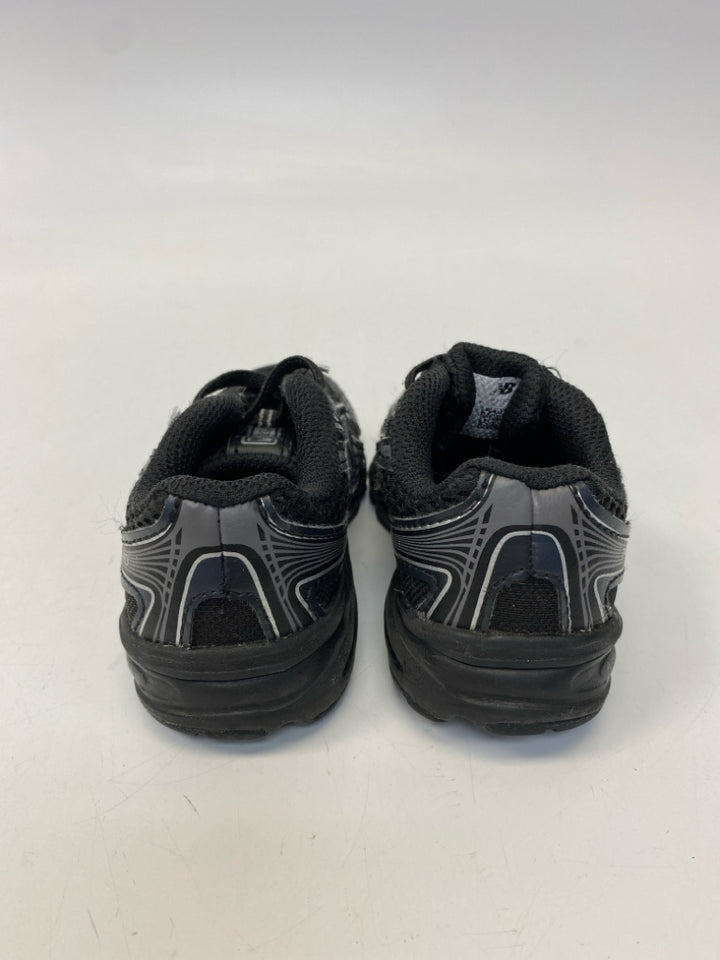 New Balance SIZE 5 Black Fabric Boy&