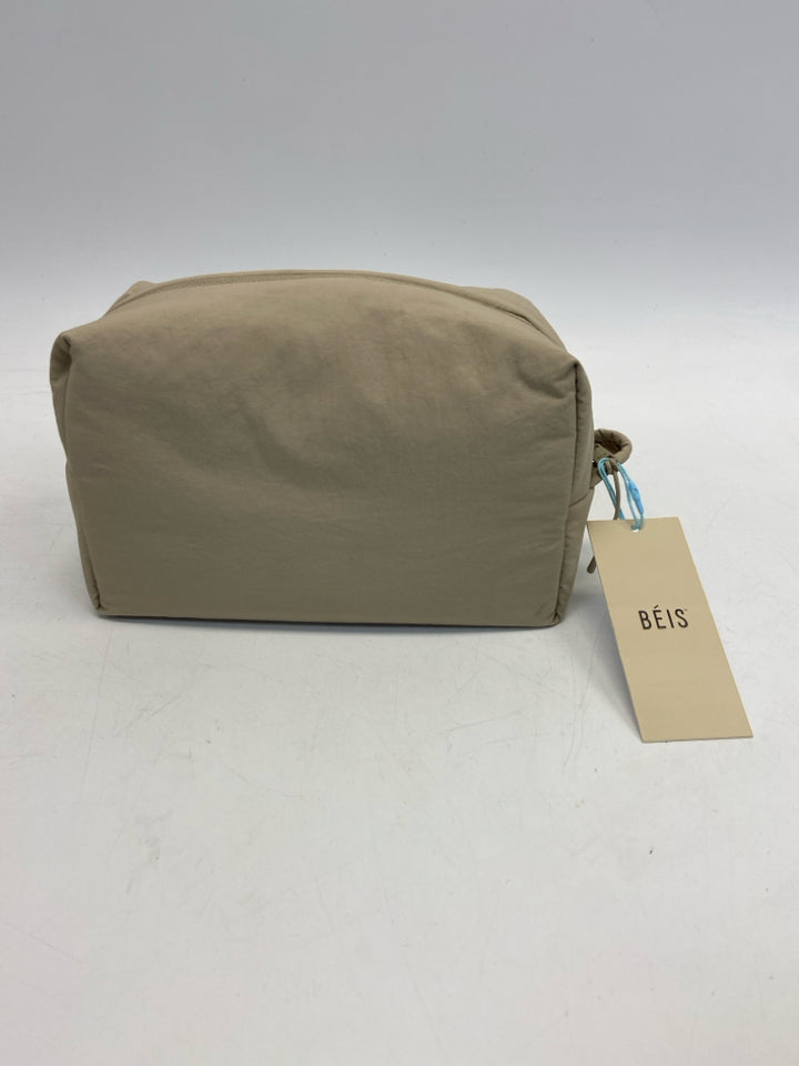NWT Beis Air Pouch Set