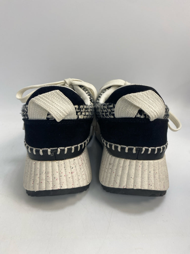 Universal Thread  Size 8.5 Black White Lace-up Sneakers