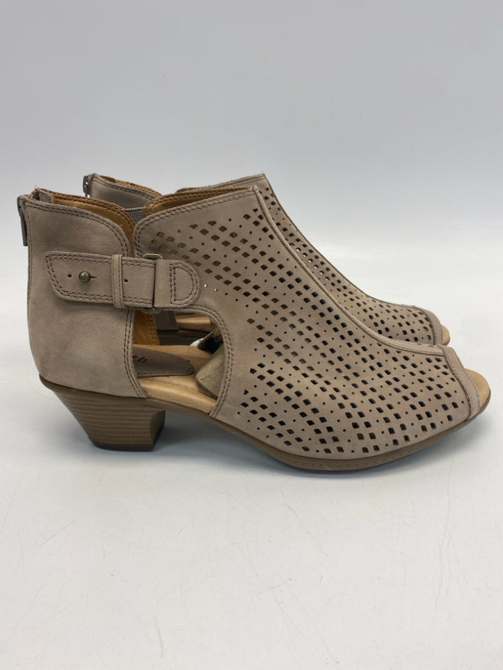 Earth  Size 11D Brown Perforated Sandals  **WIDE**