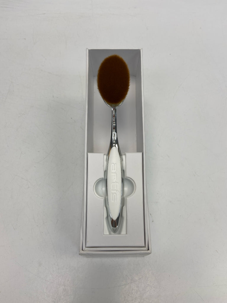 NEW/BOX White Silver Misc. Beauty