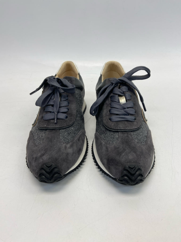 Vaneli  Size 9 Gray Lace-up Sneakers