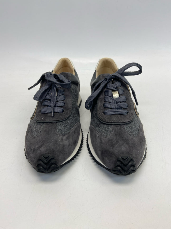 Vaneli  Size 9 Gray Lace-up Sneakers