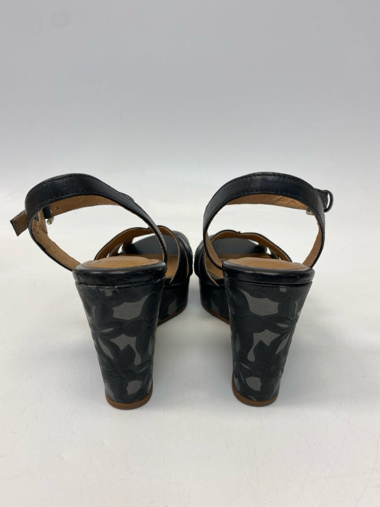 Clarks  Size 7 Black Sandals