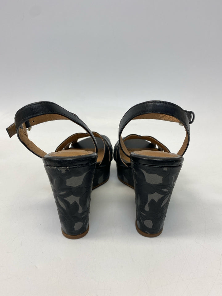 Clarks  Size 7 Black Sandals