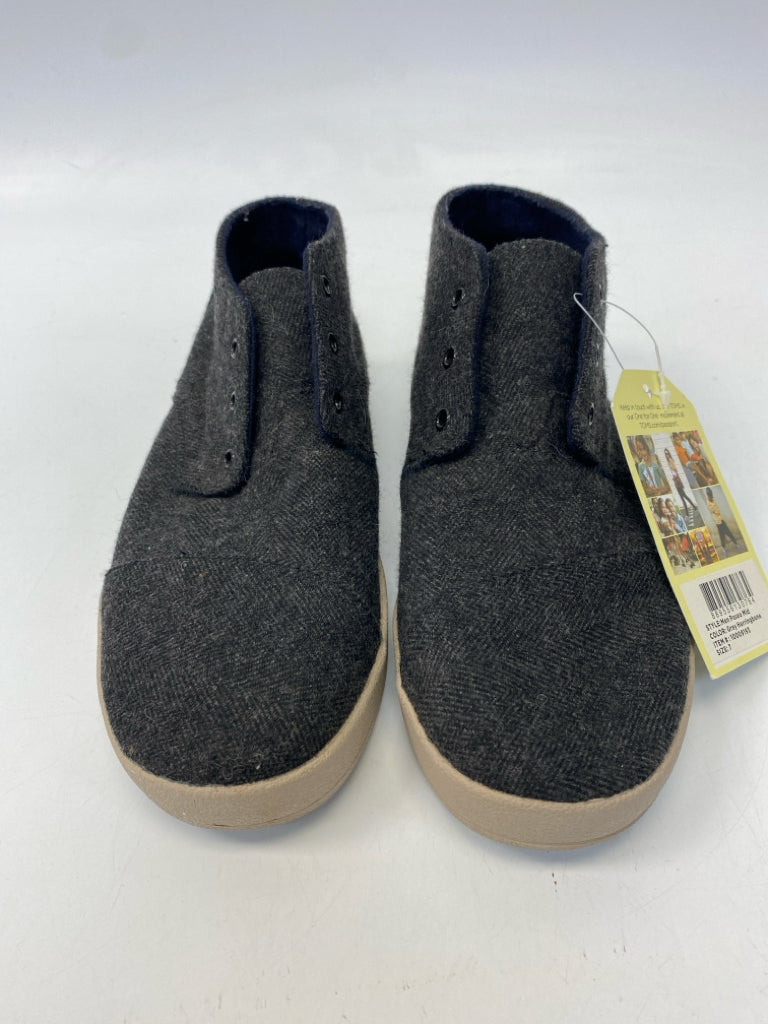 NWT Toms Size 7 Gray Herringbone Men&