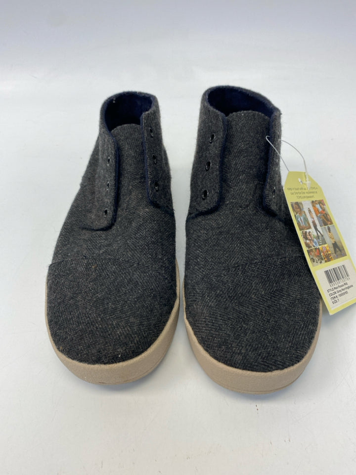 NWT Toms Size 7 Gray Herringbone Men&