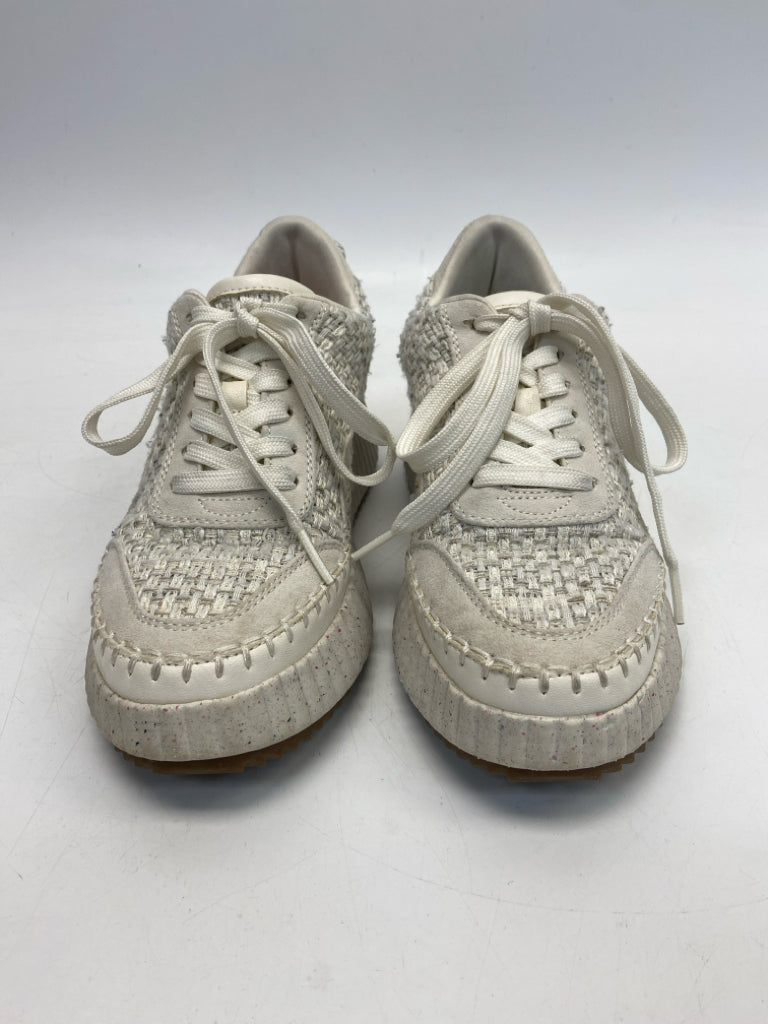 Universal Thread  Size 6.5 White Lace-up Sneakers