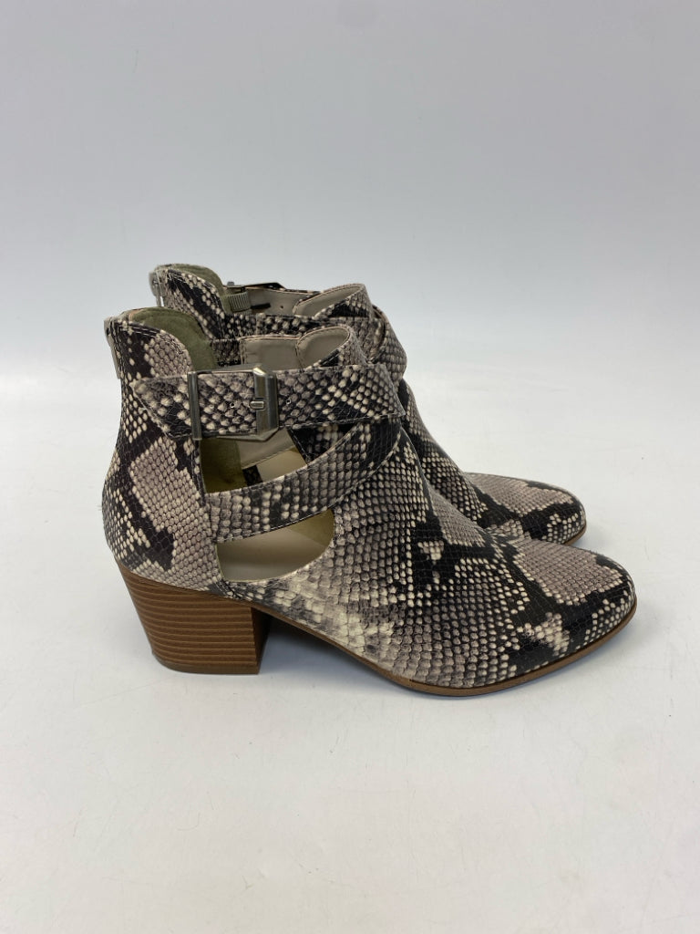 Fergalicious  Size 9.5 Dark Gray Gray Snakeprint Boots