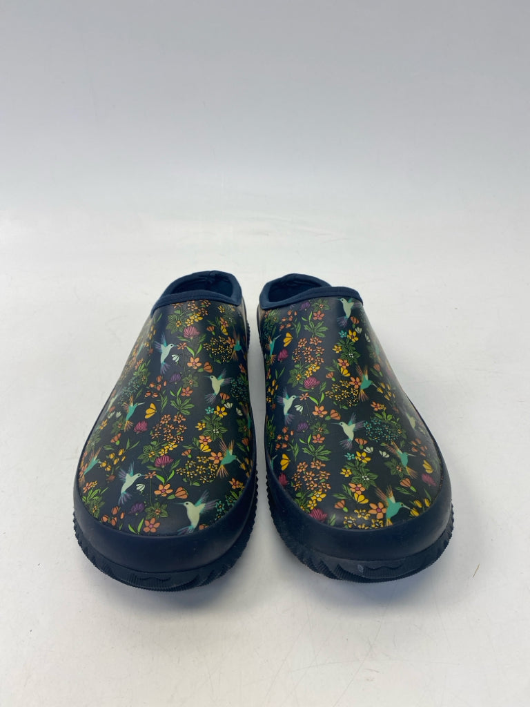 NWT Western Chief US Size 9 Navy Multi-Color Bird(s) Clogs