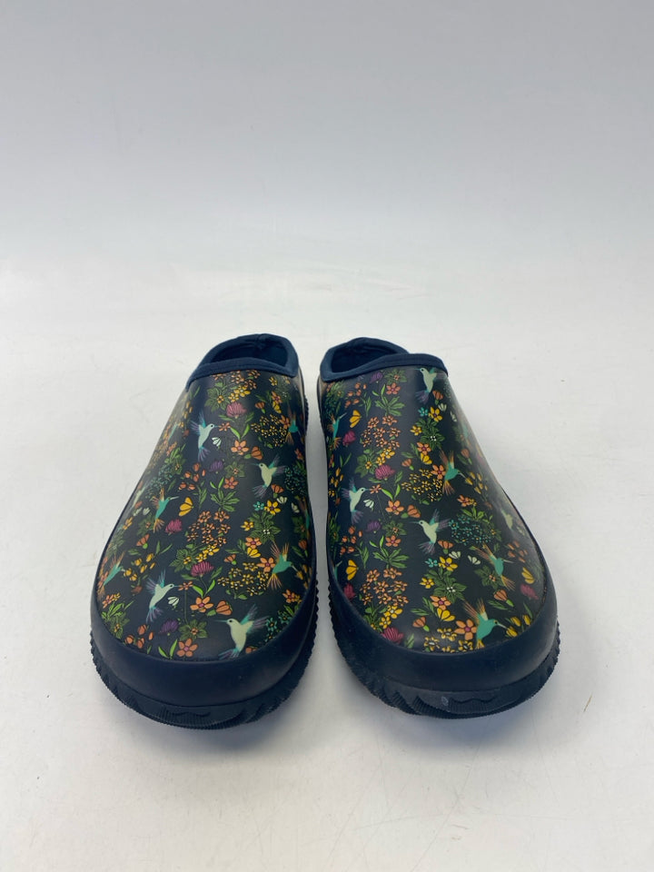 NWT Western Chief US Size 9 Navy Multi-Color Bird(s) Clogs