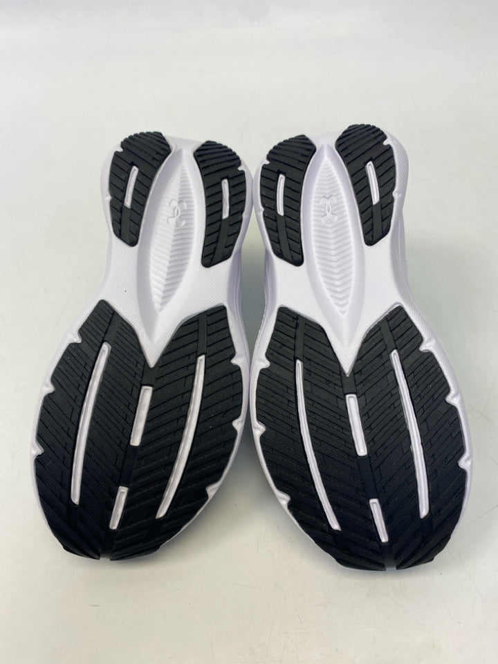 NWOT Under Armour SIZE 2 Black White Boy&
