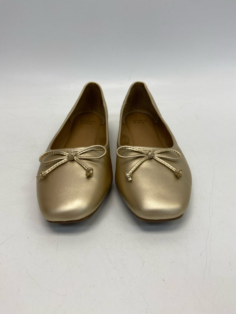 Crown &amp; Ivy  Size 9 Gold Bow(s) Flats