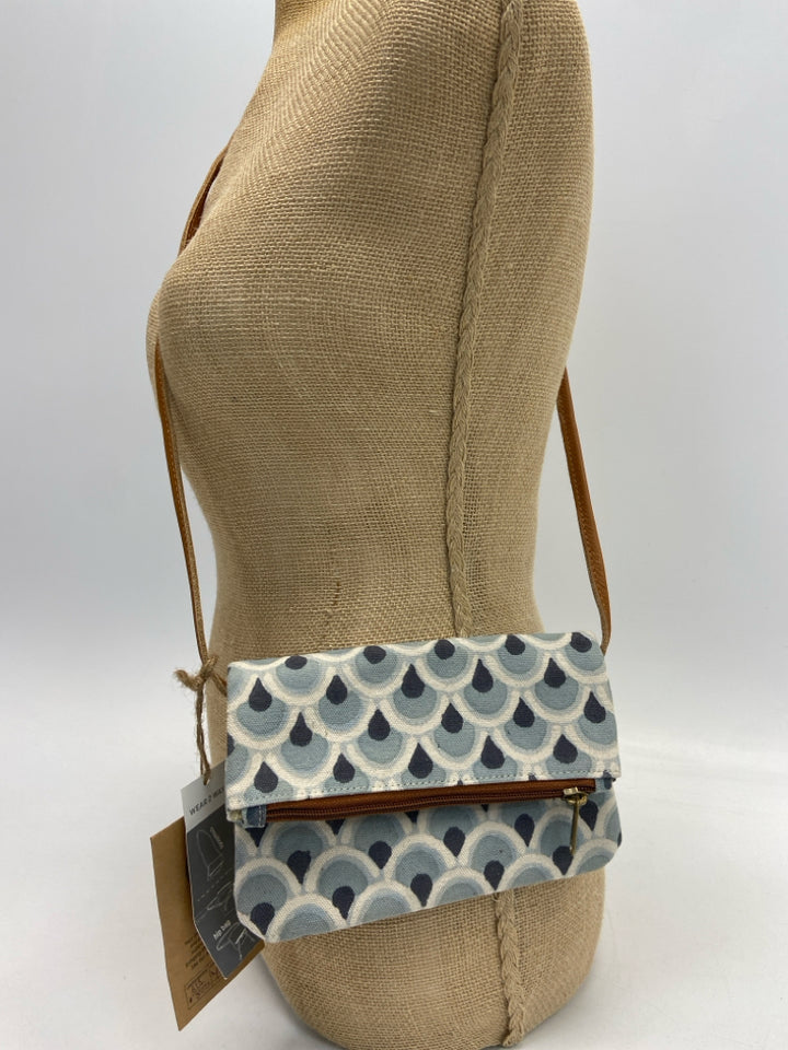 NWT Demdaco Turq/Cream Scallop Print Crossbody