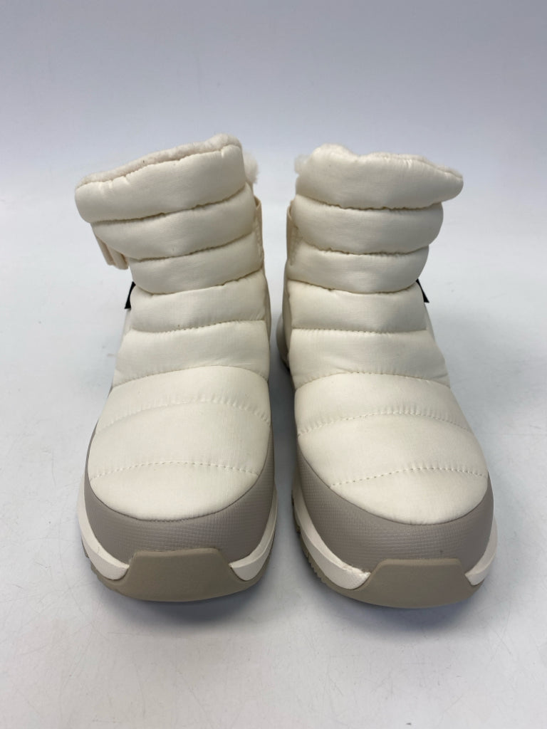 NWOT North Face US Shoe Size 7 Cream Gray Boots