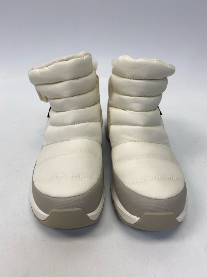 NWOT North Face US Shoe Size 7 Cream Gray Boots
