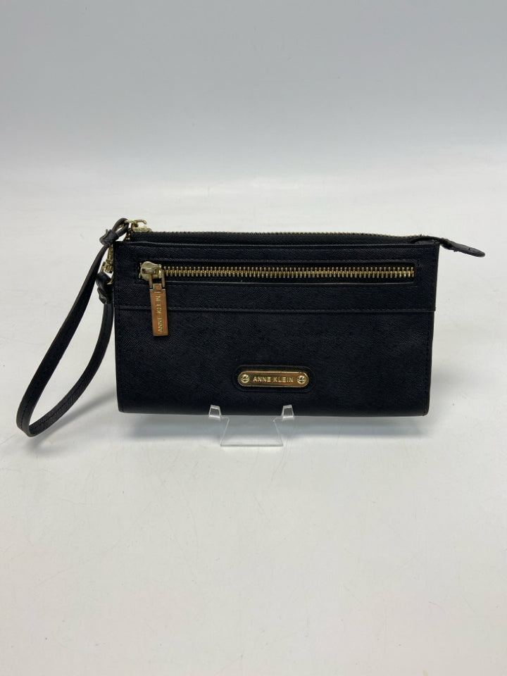 Anne Klein Black Gold Zipper Wristlet