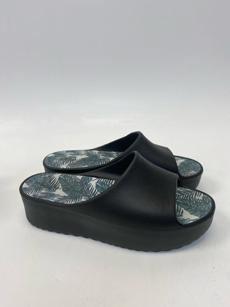 Bare Traps  Size 9 Black Sandals