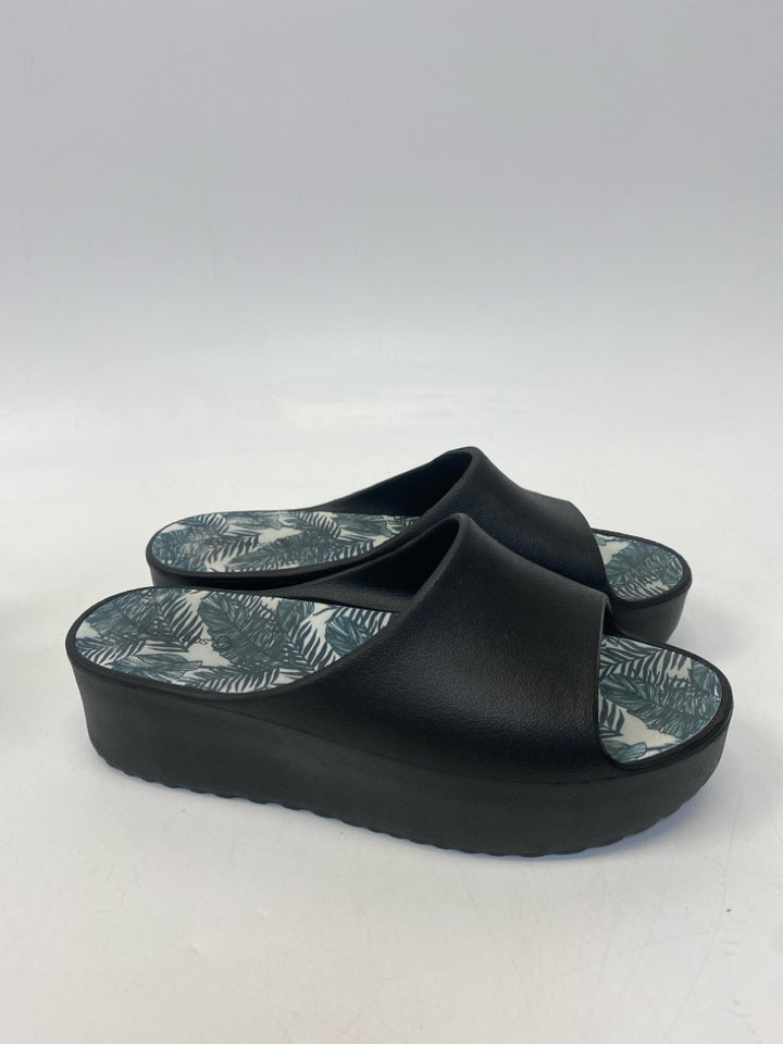 Bare Traps  Size 9 Black Sandals