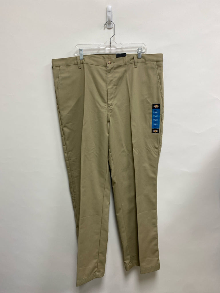NWT Dickies Size 42 Khaki Men&