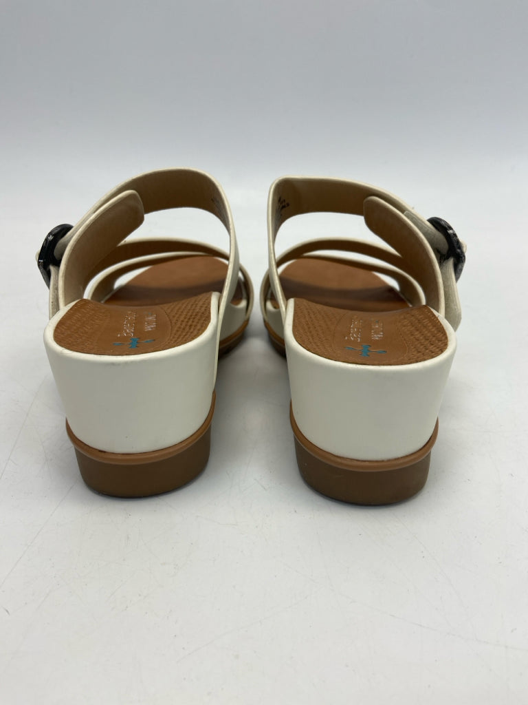Bare Traps  Size 7 Cream Sandals