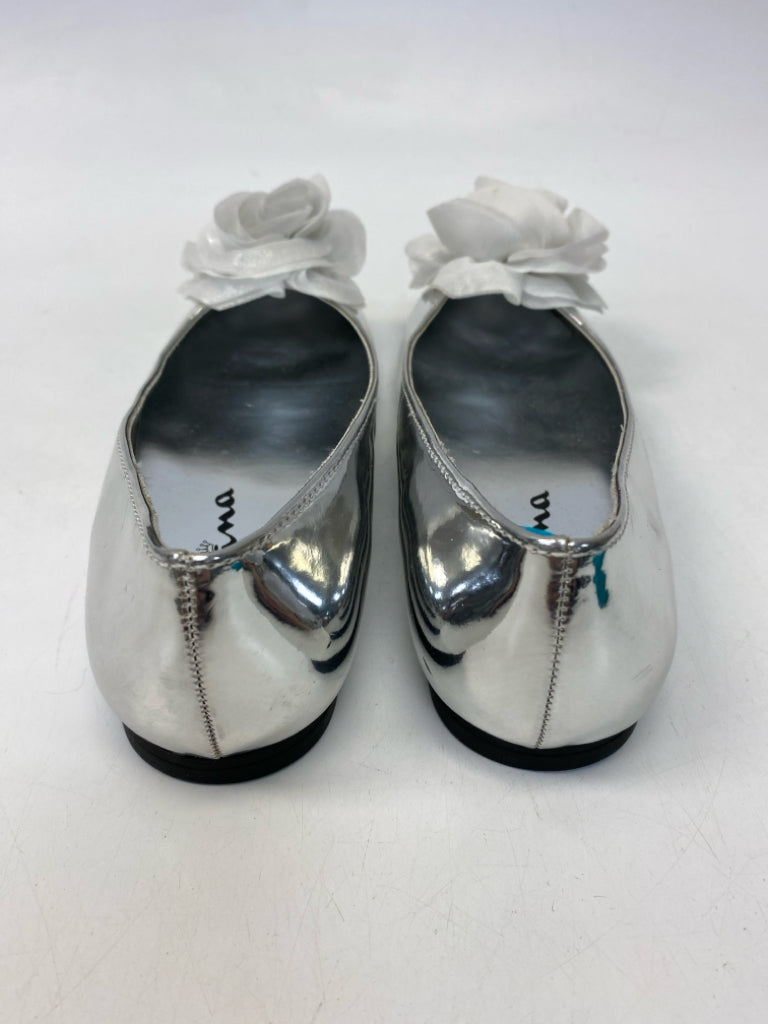 NWOT Nina SIZE 2 Silver Rosette Patent Girl&