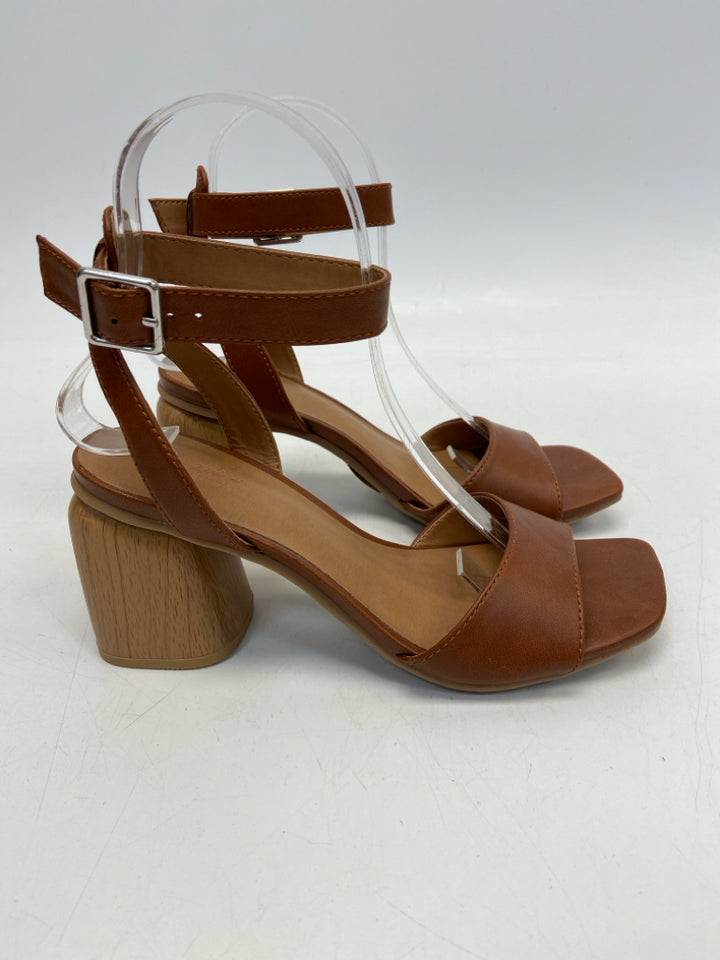 Universal Thread  Size 6 Brown Sandals
