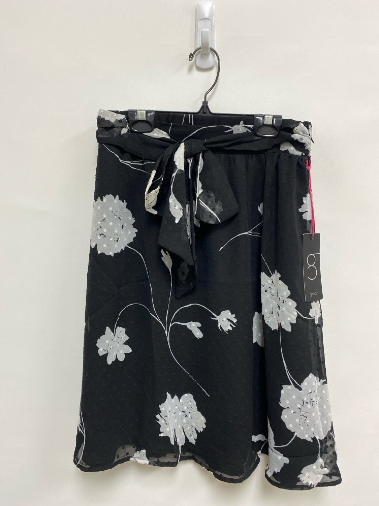 NWT Size XS Black White Flowers Ladies Skirt