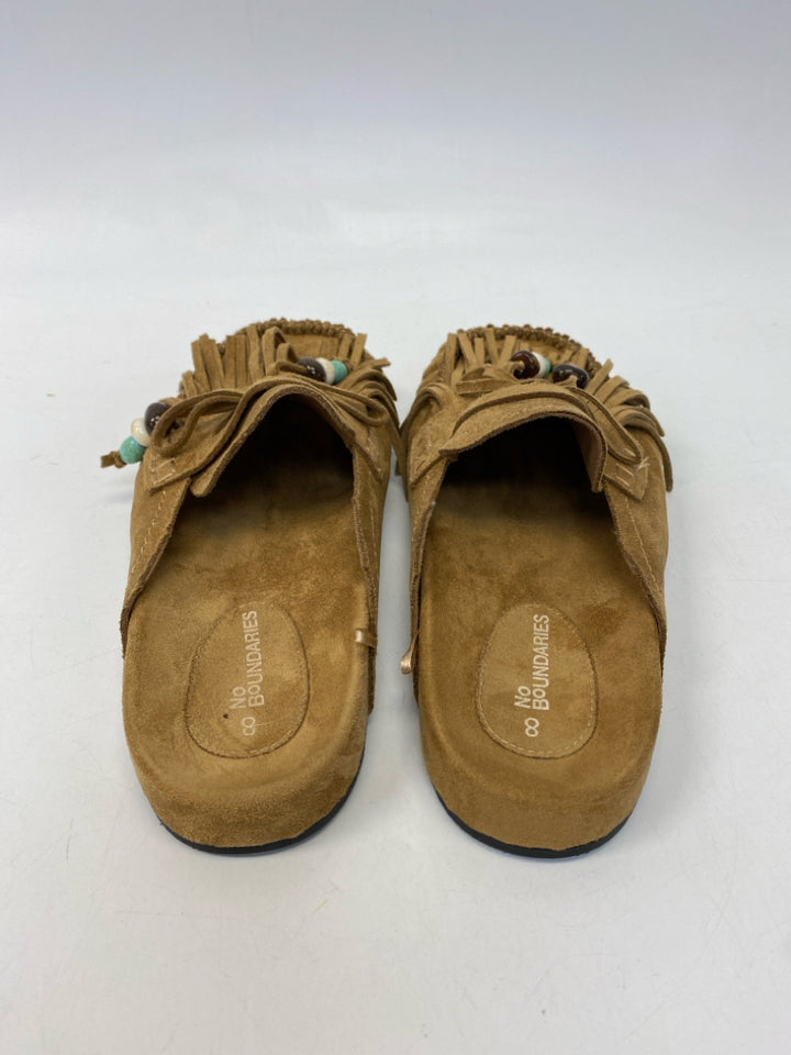 No Boundaries  Size 8 Camel Fringe Suede Sandals