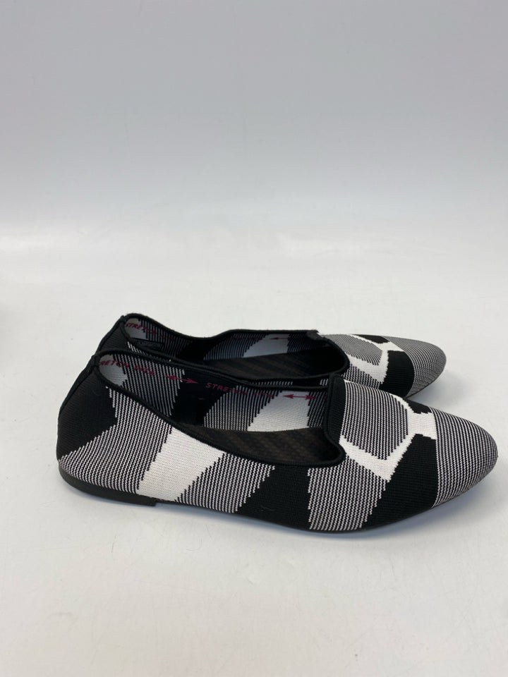 Skechers  Size 9.5 Black White Print Flats