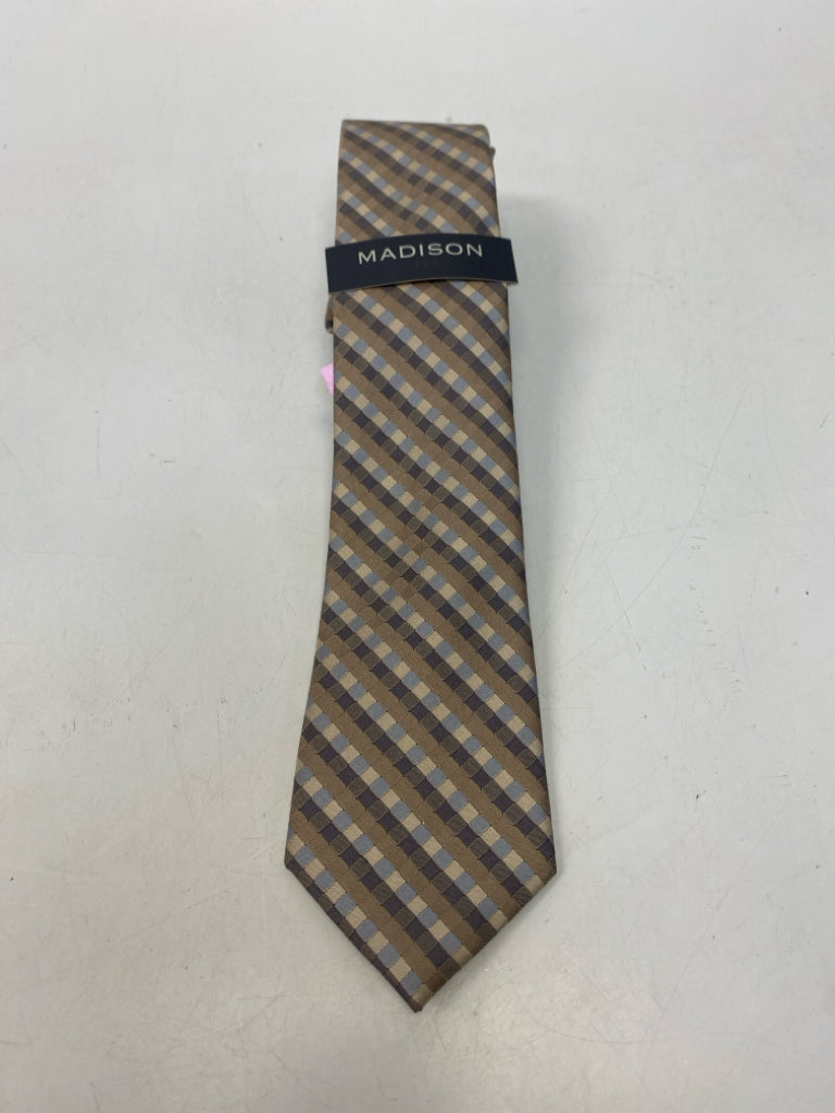 NWT Madison Tan Blue Checkered Men&