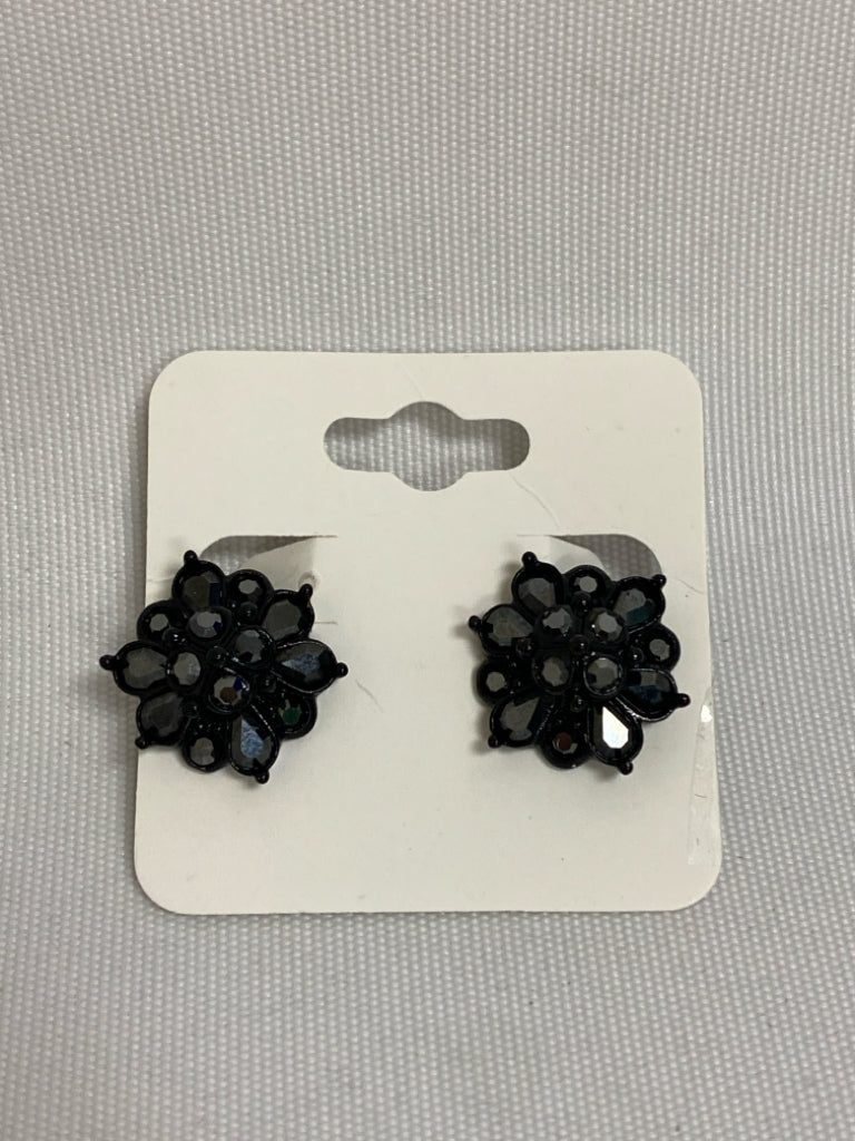 ST. JOHN Black Flowers Earrings
