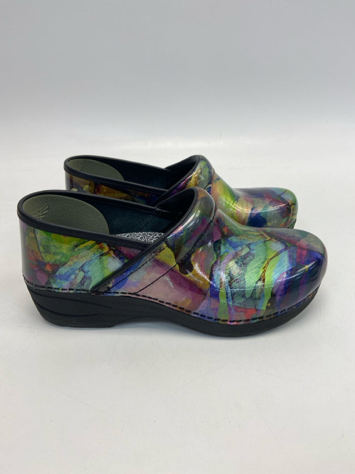 Dansko  Size 39 Multi-Color Clogs