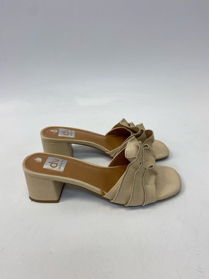 Dolce Vita  Size 7.5 Cream Sandals