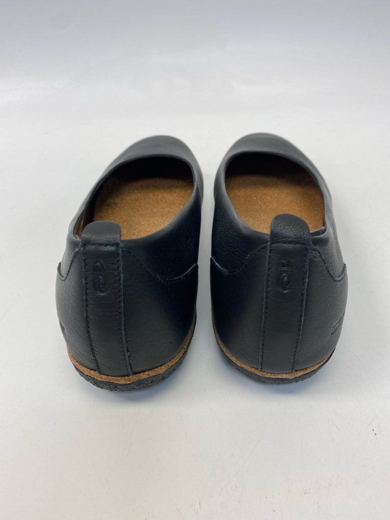 NWOT  Size 10 Black Flats