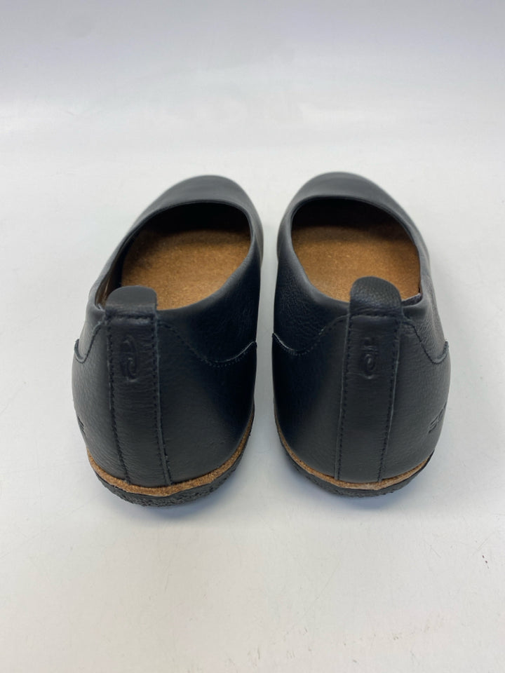NWOT  Size 10 Black Flats