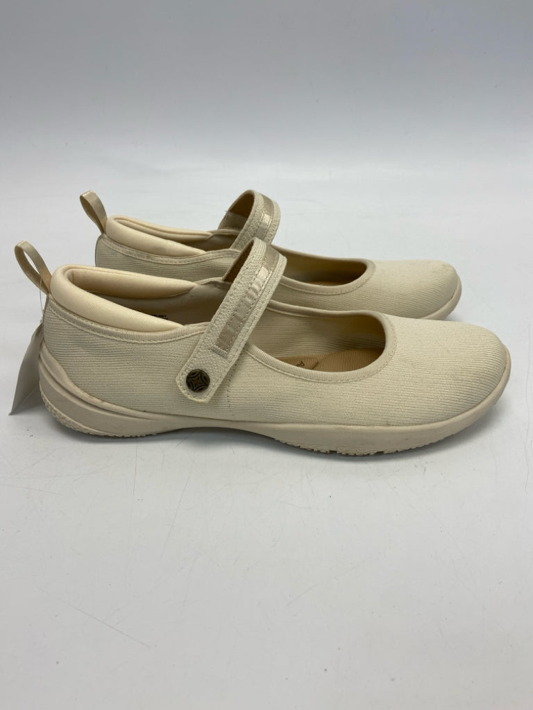 NWT  Size 8 Cream Sneakers