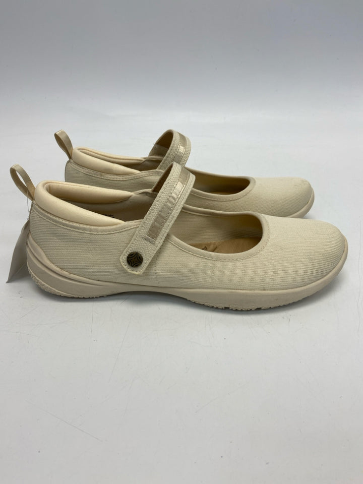 NWT  Size 8 Cream Sneakers