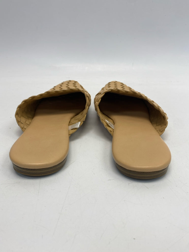 Universal Thread  Size 8.5 Camel Woven Flats
