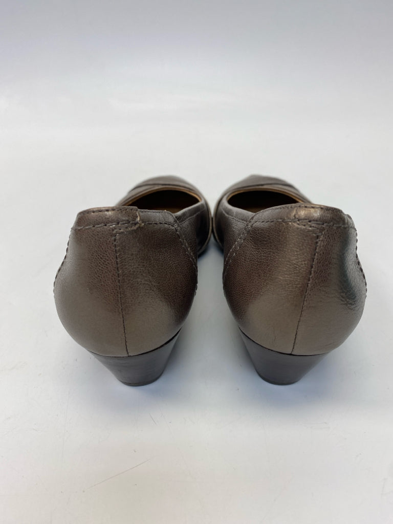 Clarks  Size 7 Pewter Metal Flats