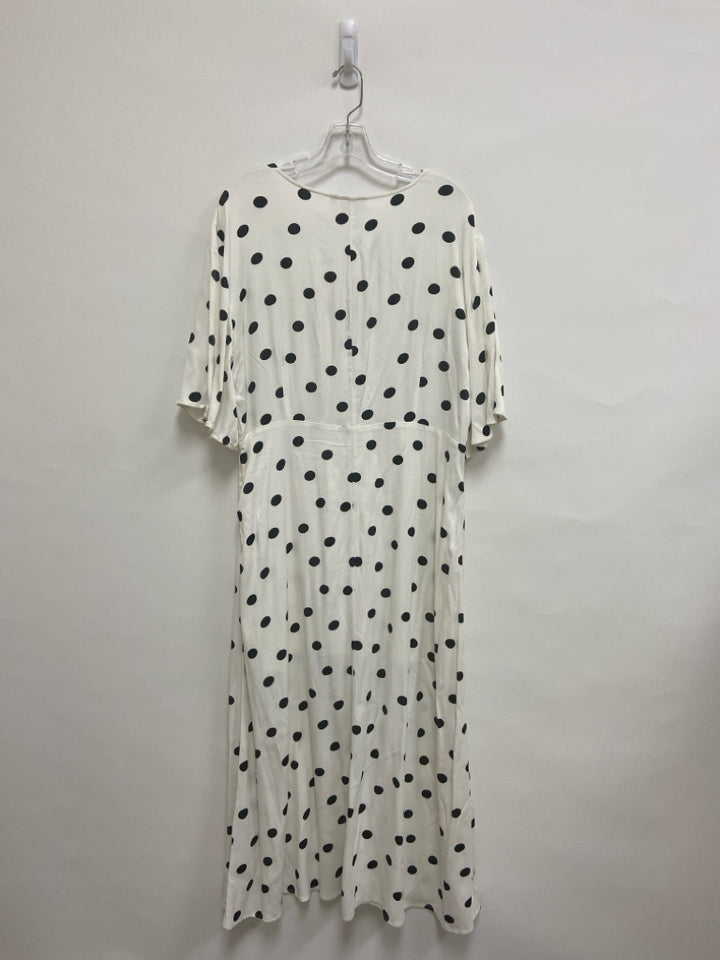 GESTUZ  SIZE  1X White Black Polka Dot Plus Size Dress