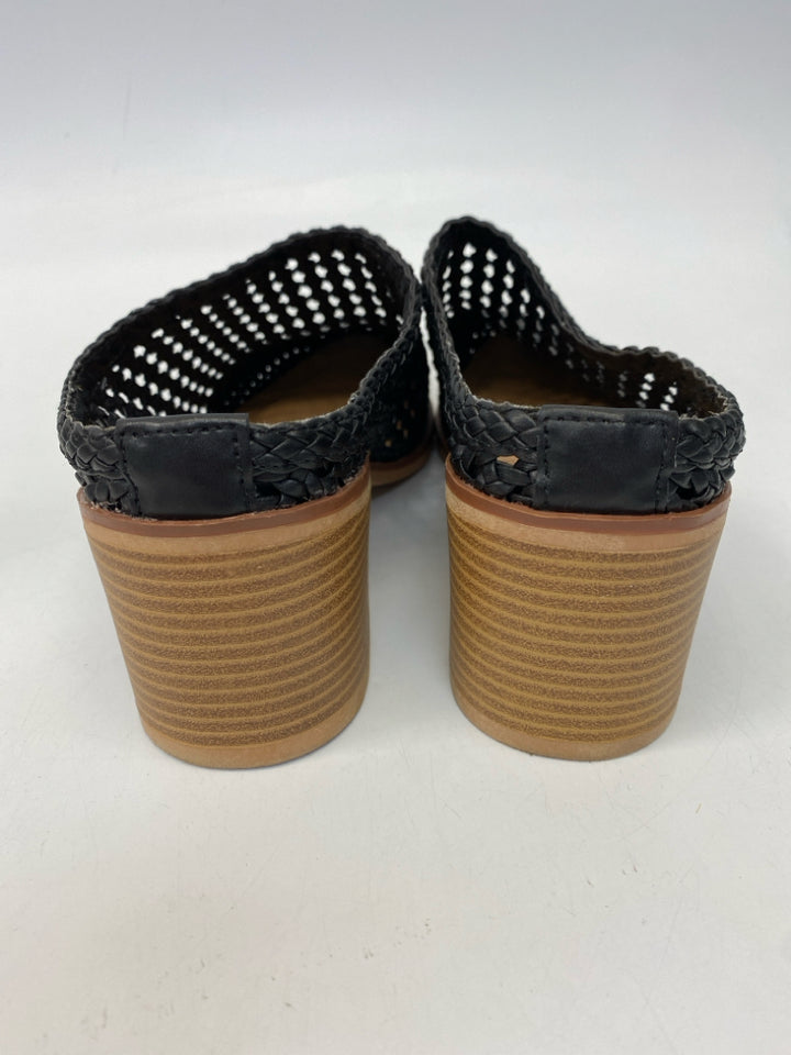 Time and Tru  Size 7 Black Woven Heels