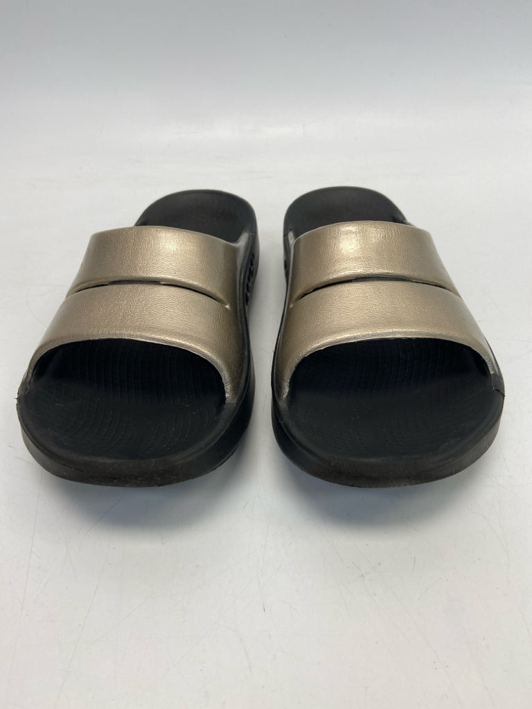 Oofos  Size 7 Gold Metallic Sandals